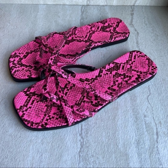 14th and Union CAITE FLAT SANDAL IN PINK BERRY - BLACK SNAKE NWOT 6.5 - Picture 1 of 8